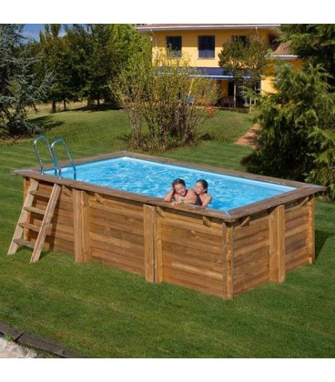 Piscina elevada de madera rectangular...