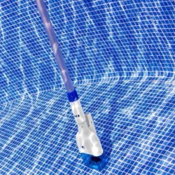 Limpiafondos eléctrico autónomo con batería tipo escoba para spas y autoportantes Gre. VCB08